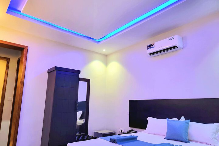 Room 4 of 12