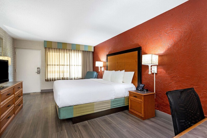 1 King Bed Deluxe Room (12 of 19)
