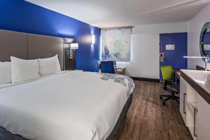1 King Bed Microwave and Refrigerator Flat Screen Television High Speed Internet Accessible Coffee Maker Full Breakfast (13 of 13)