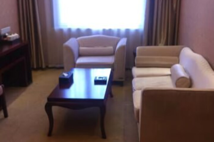 Room 4 of 8