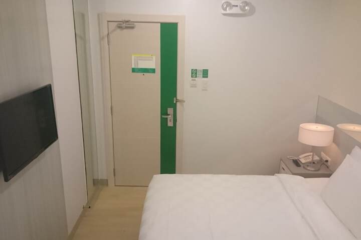 Room 15 of 33