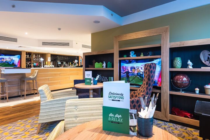 Lounge 64 of 80
