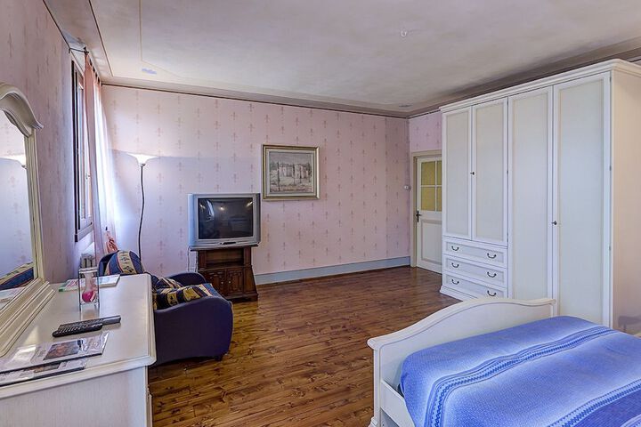 Room 8 of 41