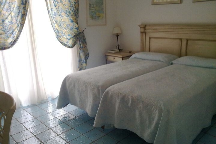 Room 3 of 44