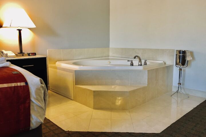 1 King Bed Mobility Hearing Accessible Room Roll in Shower (28 of 29)