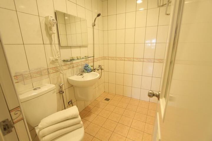 Room 17 of 28