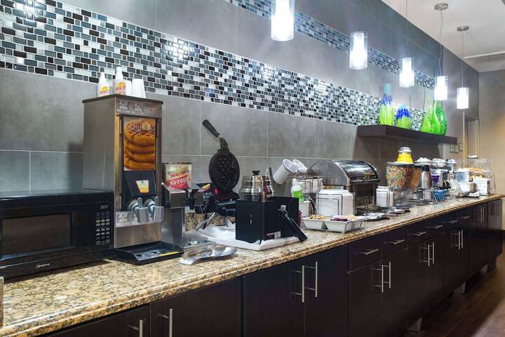 Breakfast/Coffee Service 32 of 38