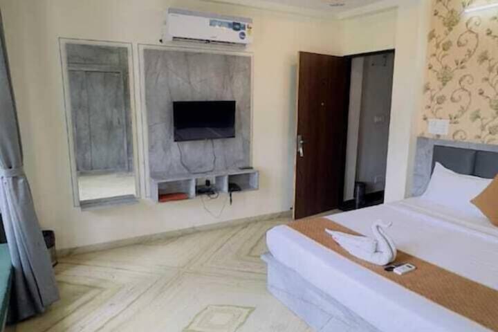 Room 13 of 17