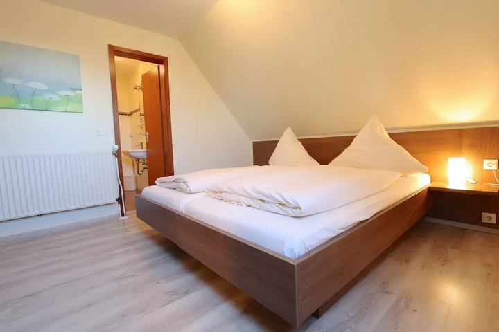 Room 6 of 13