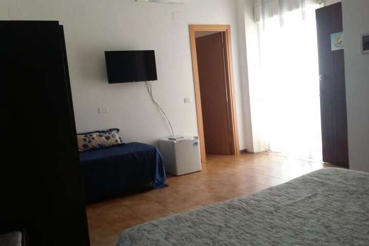 Room 6 of 24