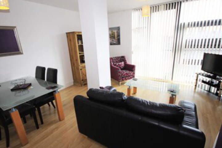Lounge 27 of 141