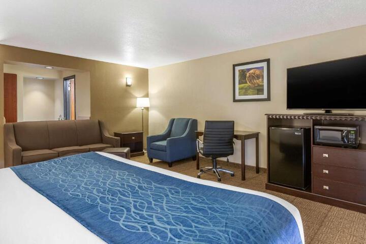 1 King Bed (5 of 27)