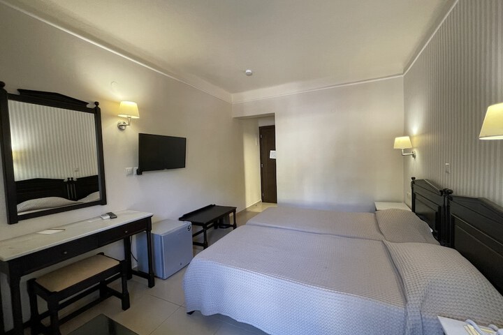 Room 8 of 33