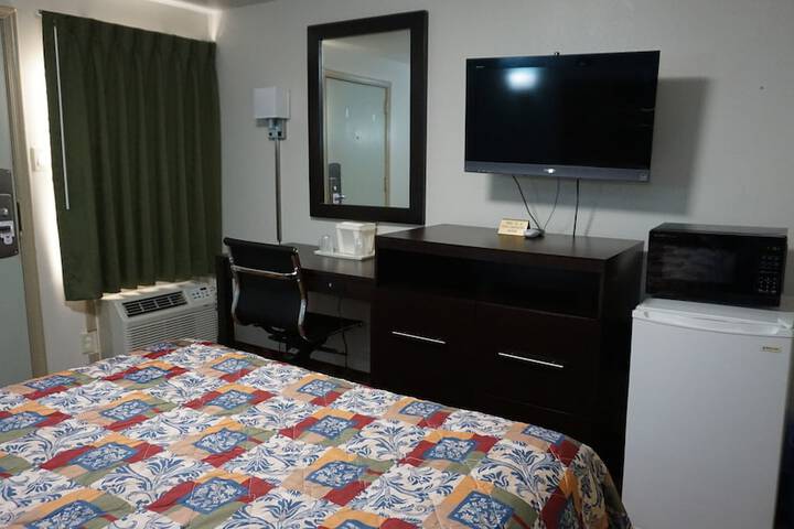 1 Queen Bed (3 of 4)