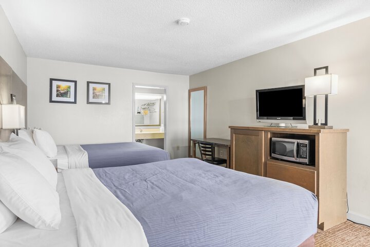 2 Queen Beds Stair Accessible Only Bathtub (2 of 10)