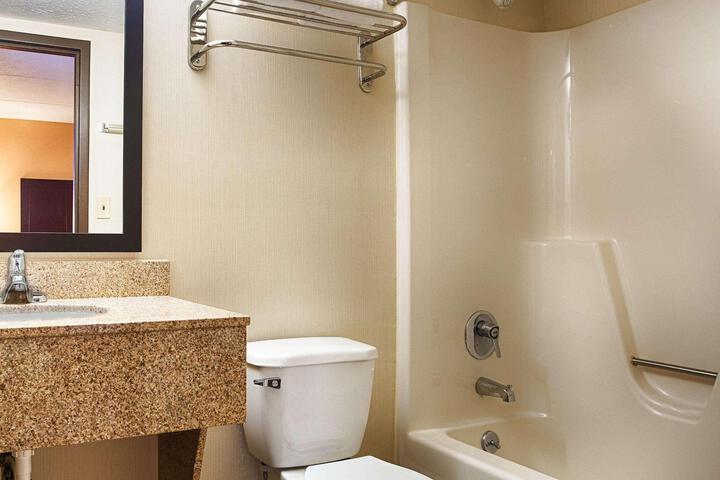 1 Queen Bed Microwave and Refrigerator WiFi Full Breakfast (10 of 13)