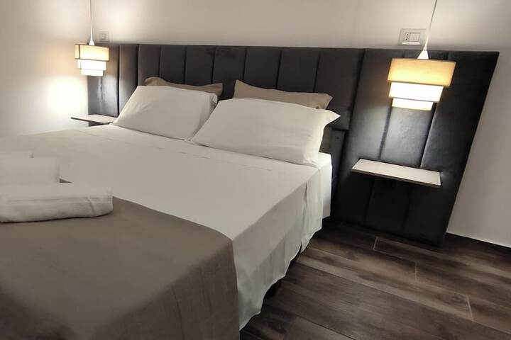 Room 10 of 127