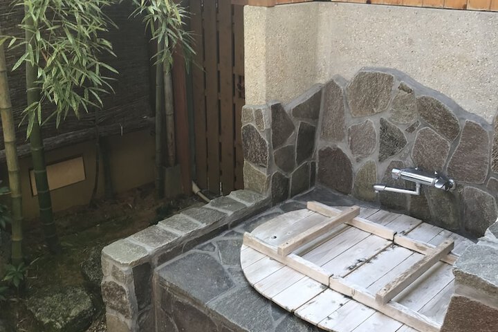 Deep soaking bathtub