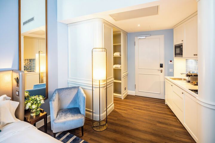 Room 8 of 80