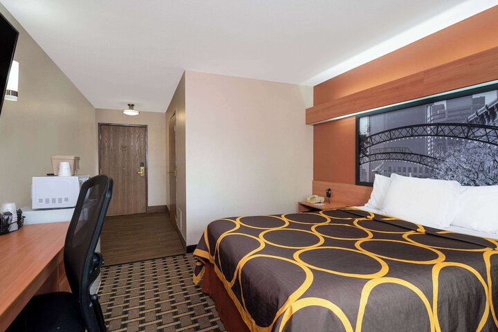 1 Queen Bed (9 of 17)