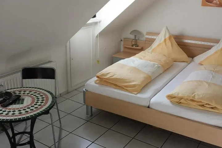 Room 9 of 11