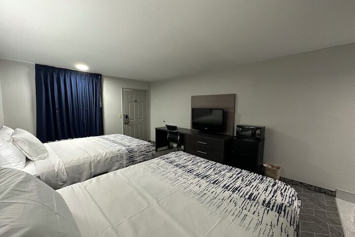 1 Queen Bed (8 of 14)