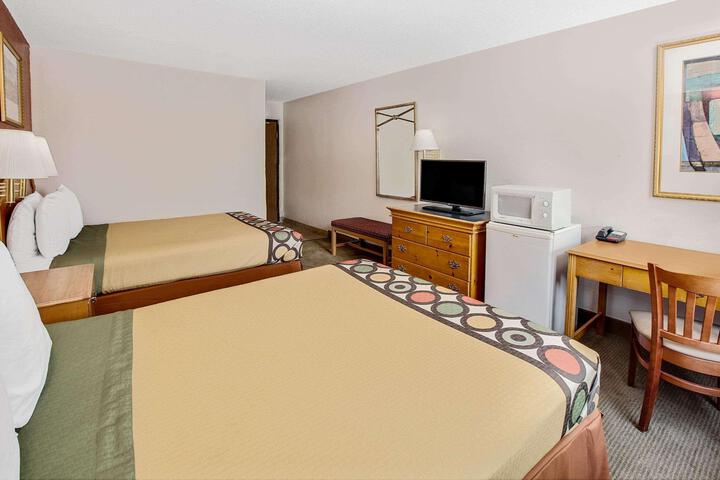 1 Queen Bed (10 of 18)