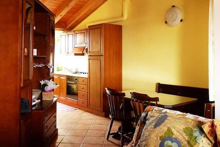 Room 4 of 8