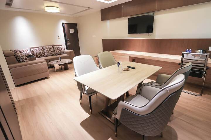 Room 6 of 15