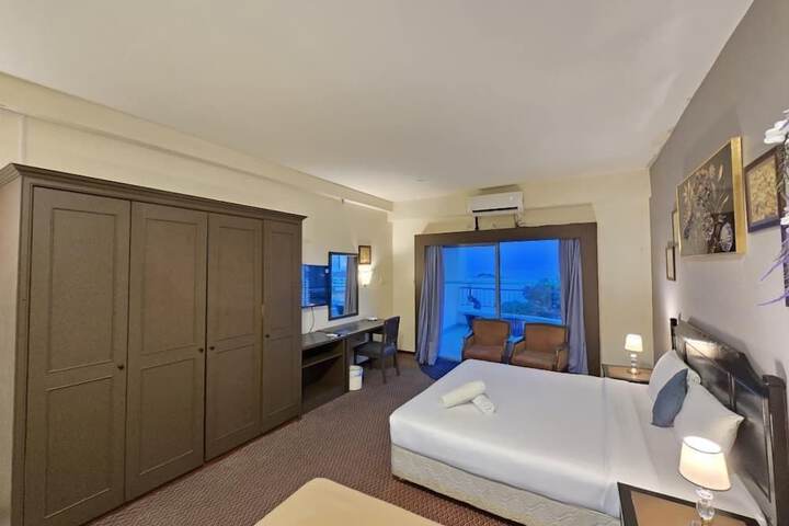 Room 374 of 650