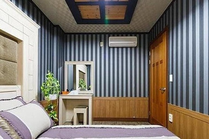Room 3 of 28