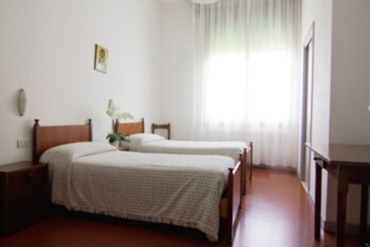 Room 13 of 20