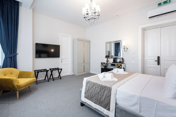 Room 33 of 208
