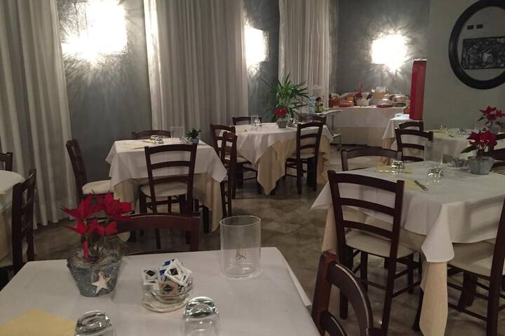Dining 32 of 41