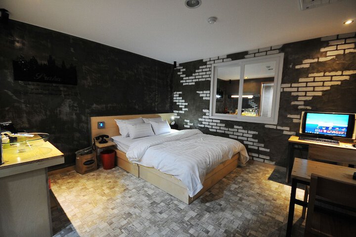 Room 10 of 32