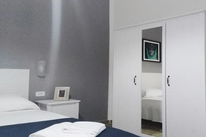 Room 5 of 10