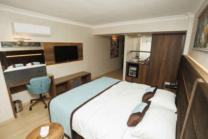 Room 11 of 37