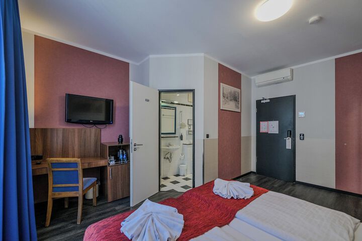 Room 13 of 70