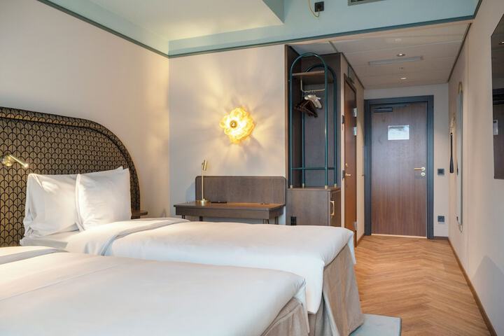 Room 5 of 62