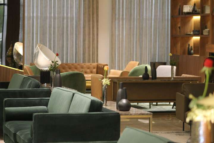 Lounge 20 of 31