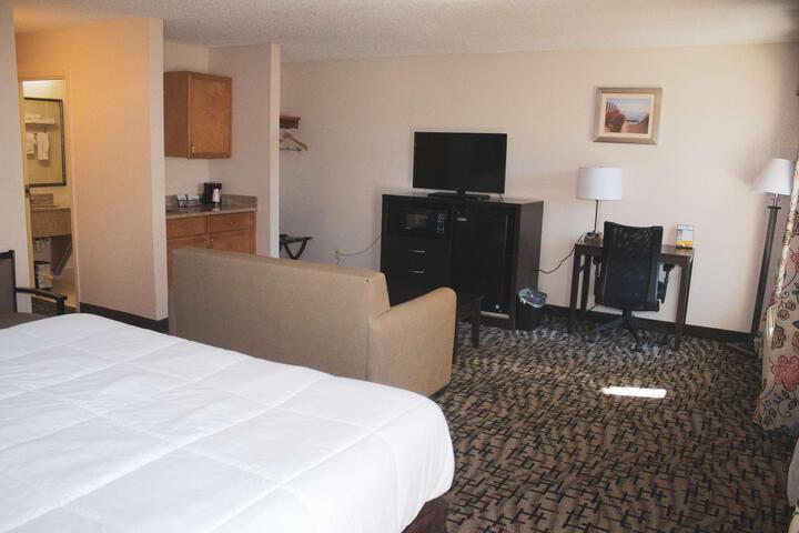 Suite 1 King Bed Communication Assistance Jetted Tub Microwave and Refrigerator Des (9 of 12)