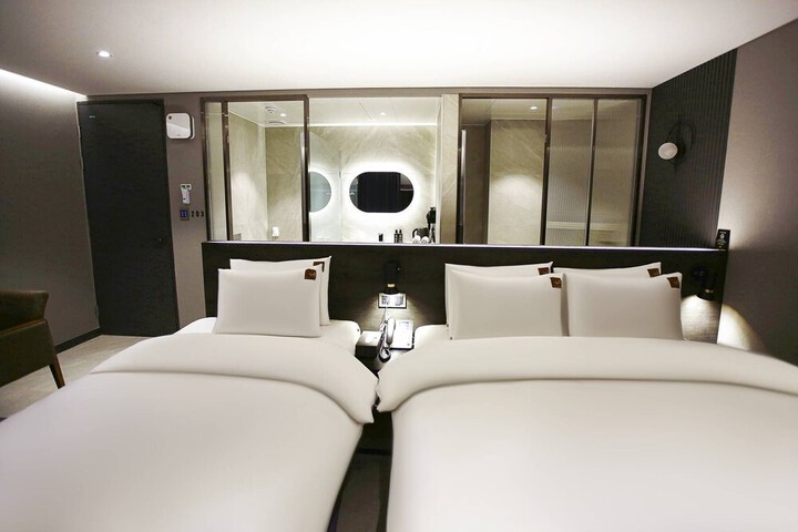 Room 30 of 48