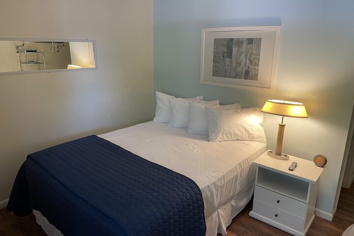 1 Queen Bed Lake View Lake Front Queen Room (6 of 11)