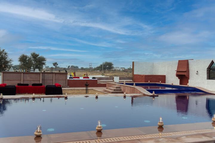 Pool Hotel