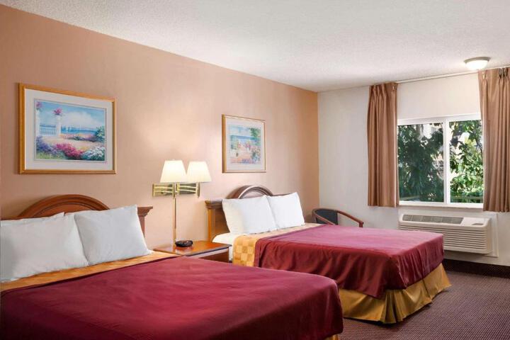 1 Queen Bed Accessible Room (8 of 10)
