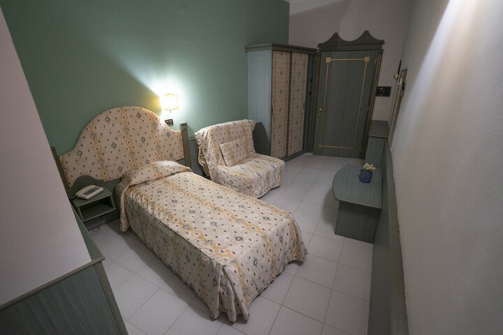 Room 8 of 13