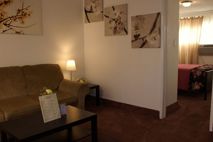 1 Queen Bed (14 of 17)