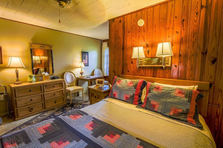 1 Queen Bed (10 of 21)