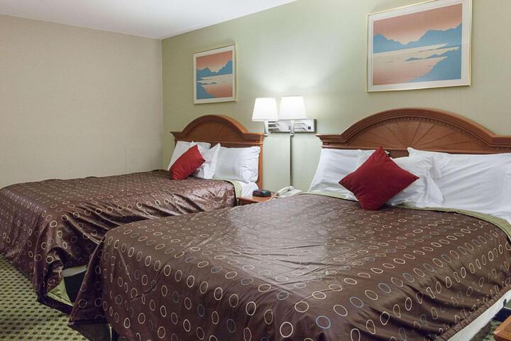 1 Queen Bed (5 of 15)