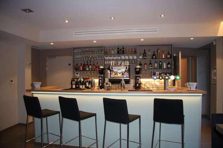 Lounge 35 of 58